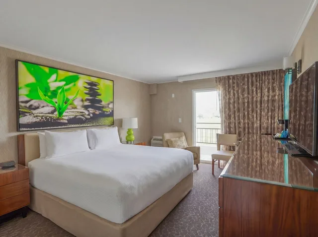 غرفة قياسية بسرير كينج بإطلالة على المسبح بشرفة، Creekside Inn Palo Alto 4/6