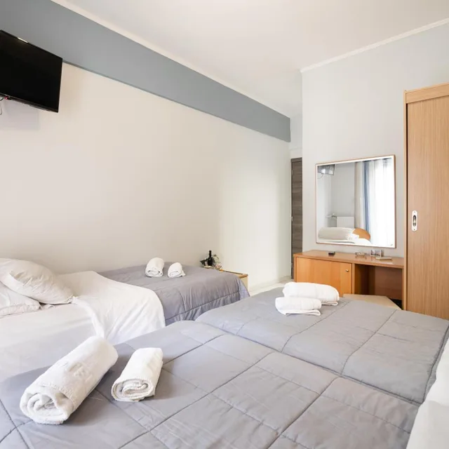 غرفة ثلاثية، Diros Hotel 8/10
