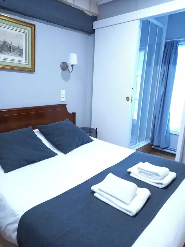 غرفة اقتصادية بسرير مزدوج، Brit Hotel Les Comtes de Champagne Centre Historique 2/4