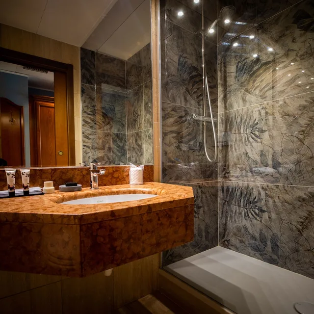 غرفة ديلوكس رباعية بسرير مزدوج وسريرين منفصلين، Hotel Palazzo Lovera 8/8
