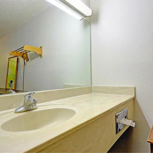 غرفة بسرير كينج وسرير كوين، Brookville Inn By OYO Near Dayton International Airport 7/7