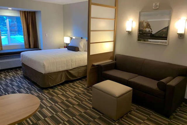 جناح بسرير كوين بإطلالة على البحيرة، Microtel Inn and Suites by Wyndham Georgetown Lake 1/1