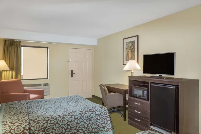 غرفة بسريرين مزدوجين للمدخنين، Days Inn & Suites by Wyndham Columbia Airport 3/3