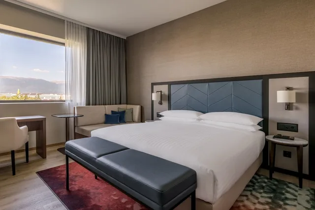 غرفة بريميوم بسرير كينج، Geneva Marriott Hotel 1/4