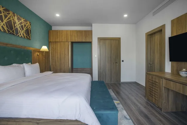 Standard Double Room, Royal Tulip Hotel and Casino Jewel 3/5