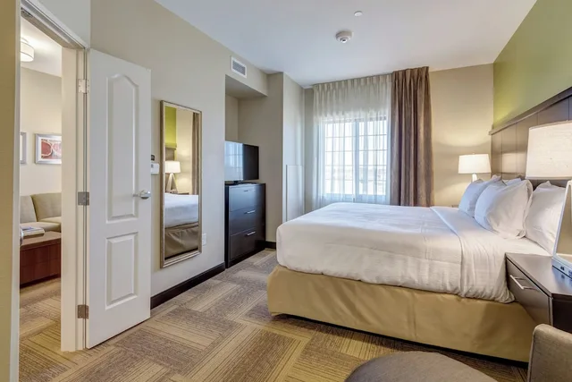 جناح بسرير كينج بغرفة نوم واحدة بمطبخ لذوي الإعاقة، Staybridge Suites St Louis - Westport 1/5