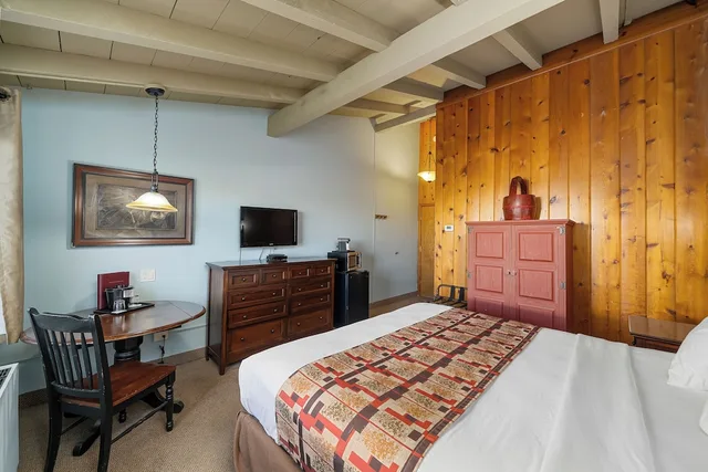 Signature, Queen Bed, Dude Rancher Lodge 1/5