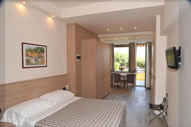 غرفة بسرير مزدوج أو سريرين منفصلين بإطلالة على البحر بشرفة، Hotel Laurin Formerly Best Western Hotel Laurin 1/9