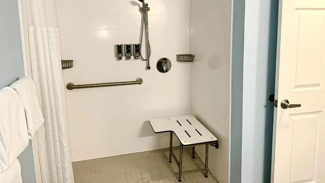 جناح استوديو بسرير كوين بحوض استحمام لذوي الإعاقة، Sonesta Es Suites Cincinnati Sharonville West 9/10