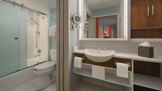 غرفة قياسية بسريرين مزدوجين بإطلالة على المسبح لذوي الإعاقة، Disneys Pop Century Resort 3/3