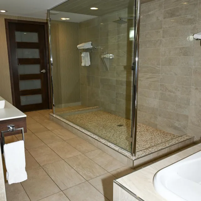 جناح بسرير كينج بحوض جاكوزي، Quality Hotel & Conference Centre Peace River 5/8