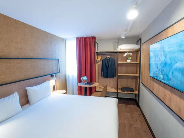 غرفة متصلة بسرير مزدوج وسريرين منفصلين، Kyriad Paris Nord Porte de Saint Ouen Formely Alliance Hotel Paris Porte de Saint Ouen 2/20