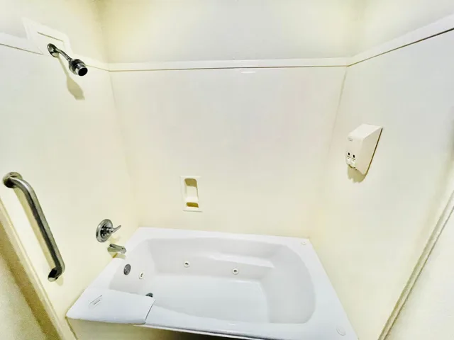 Room, King Bed, Hot Tub, Best Western Magnolia 7/10