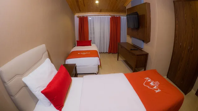 جناح ملكي بسريرين منفصلين بإطلالة على النهر بغرفتي نوم، Resort Kaman Hotel 1/3