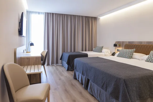 غرفة قياسية ثلاثية بثلاثة أسرّة بإطلالة على المدينة بشرفة، Presidente Hotel 2/5