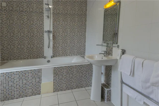 غرفة تنفيذية بسرير كينج، Buchanan Arms Hotel & Leisure, Sure Hotel Collection 3/3