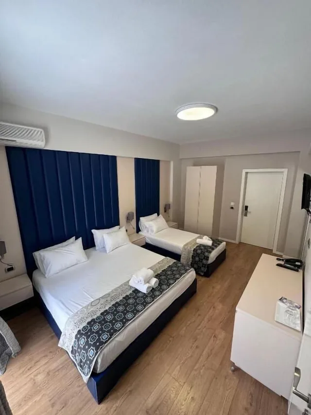 غرفة ثلاثية بسرير كوين وسرير فردي بشرفة، Blue Sky Hotel 8/10