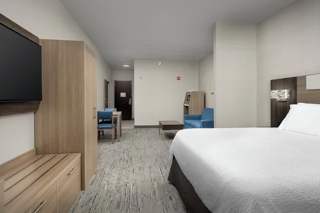 Suite, King Bed, Sofa, Holiday Inn Express Hoteland Suites Knoxville-Clinton 1/3