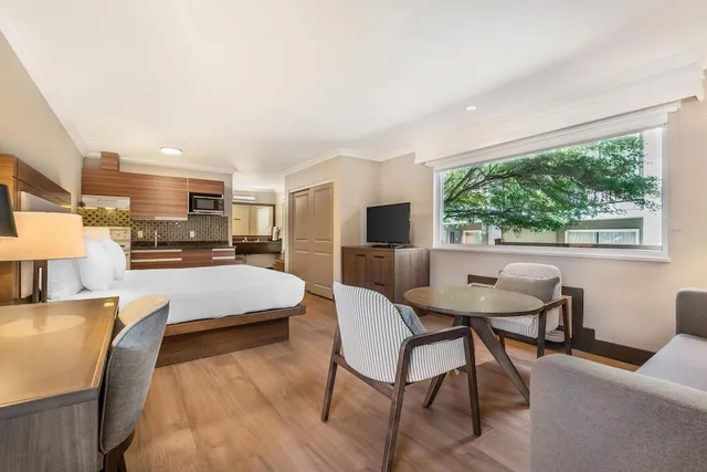غرفة قياسية بسرير كينج مع أريكة بمطبخ، Best Western Plus Burnaby Hotel 7/10