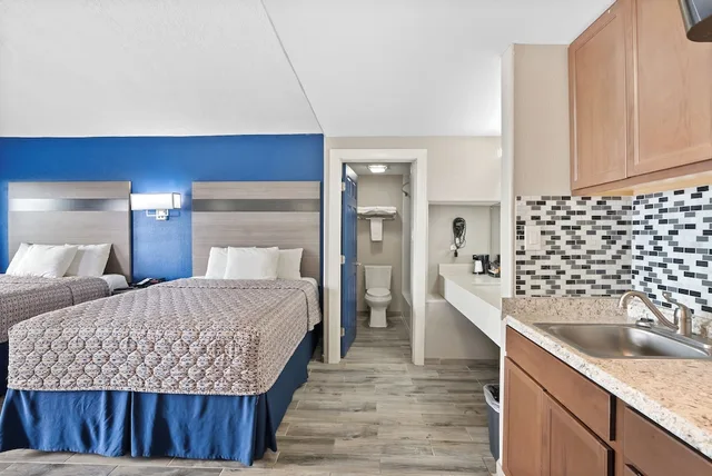 Standard, 2 Queen Beds, Kitchenette, Accessible, Blue Wave Inn 4/6