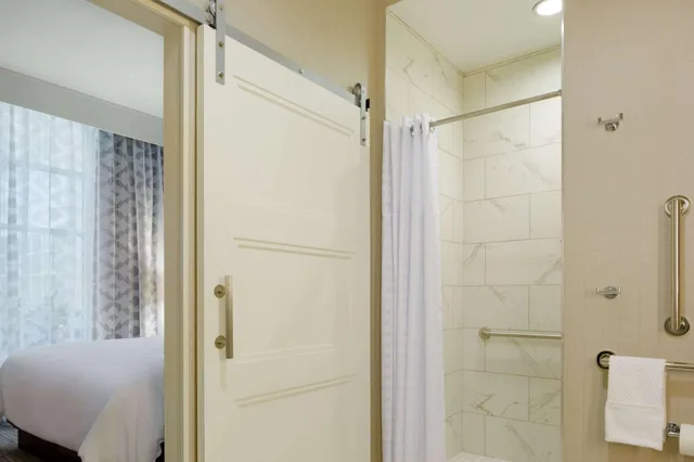 استوديو بسرير كينج، Embassy Suites Louisville Downtown 3/3