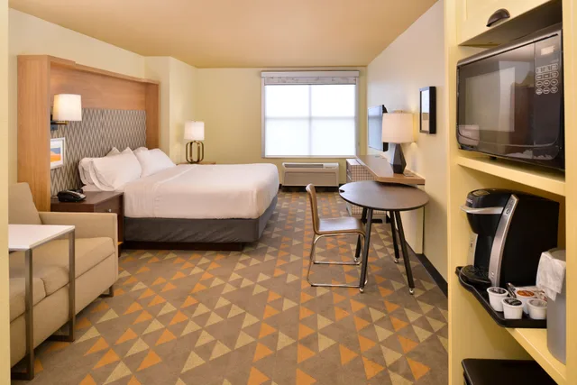 غرفة قياسية بسرير كينج مع أريكة، Holiday Inn Kansas City Airport 4/6