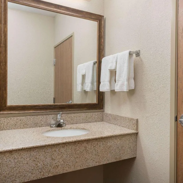 جناح ديلوكس بسرير كوين، AmericInn by Wyndham Anamosa 7/9