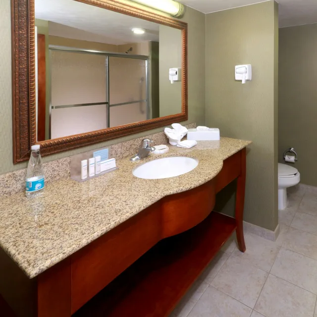 غرفة بسرير كينج للمدخنين، Hampton Inn by Hilton Reynosa Zona Industrial 4/4