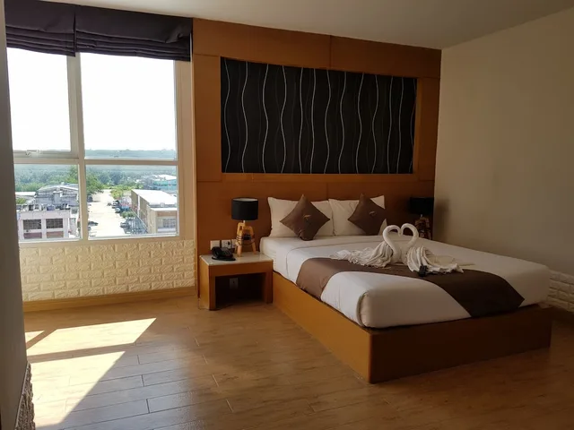 2 Bedrooms, Family Suite, King and Queen Bed, Jetted Tub, Smoking, The Vista Hotel 1/2