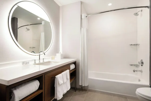 غرفة بسرير كينج مع أريكة، Courtyard by Marriott Fresno Clovis 3/5