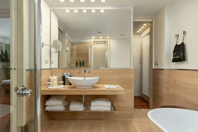 جناح جونيور عائلي بسرير كينج، DoubleTree by Hilton Florence Metropole 3/6