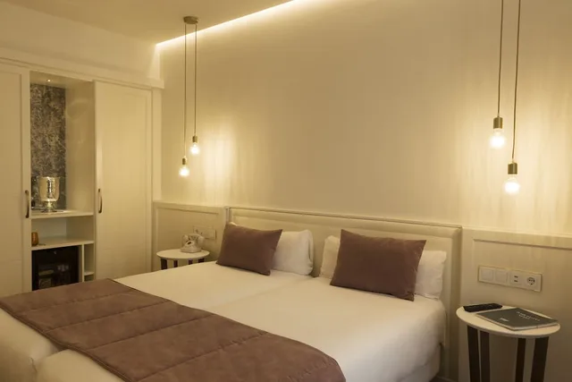 غرفة قياسية بسرير كوين، ICON BCN 1/8