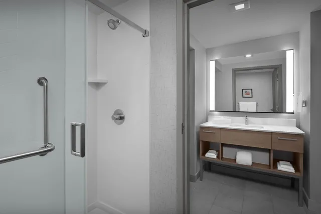 جناح بسريرين كوين بغرفة نوم واحدة مع أريكة، Homewood Suites By Hilton Princeton 5/6