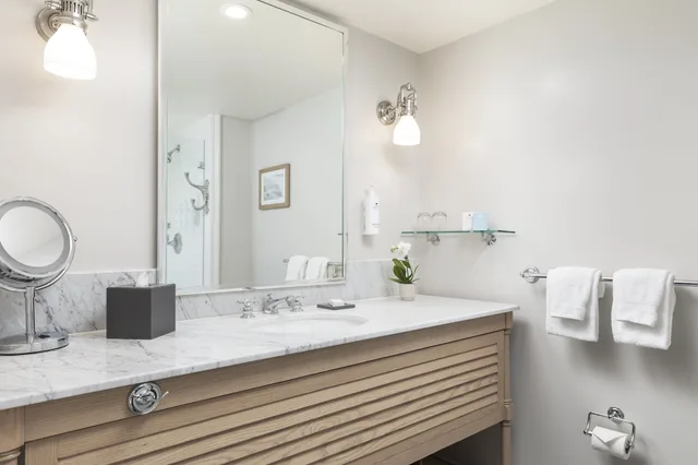 Courtyard, 2 Queen Beds، Portola Hotel Spa At Monterey Bay 3/3