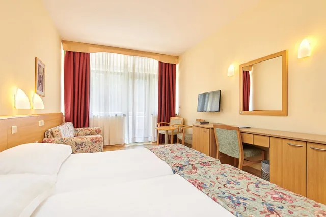 Superior, Twin Beds, Sofa, Balcony, Park Side، Hotel Aurora Plava Laguna 2/10