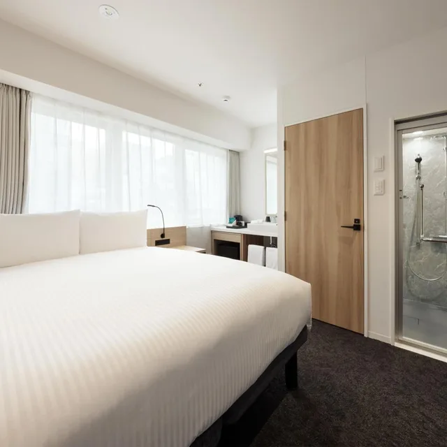 غرفة بسرير كينج وسرير كوين، Toranomonholic Hotel 1/5