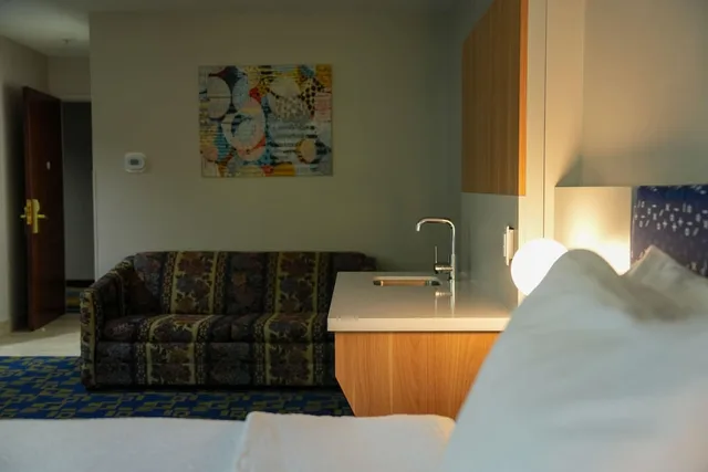 جناح بسرير كوين بحوض جاكوزي، Microtel Inn & Suites by Wyndham Hagerstown 5/7