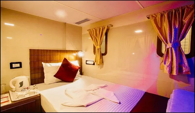 كابينة بزنس بسرير فردي، Oyo 15732 Qubestay Airport 1/2