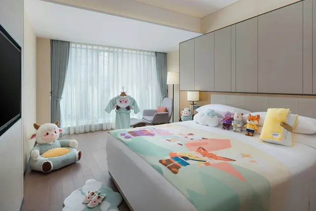 Studio, King Bed, City View, Marriott Executive Apartments Chongqing 1/6