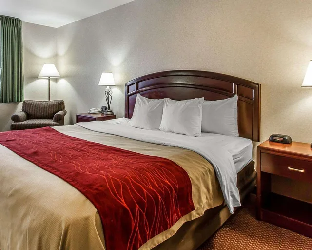 غرفة بسرير كينج لذوي الإعاقة، Quality Inn Suites Fort Madison Near Hwy 61 2/2
