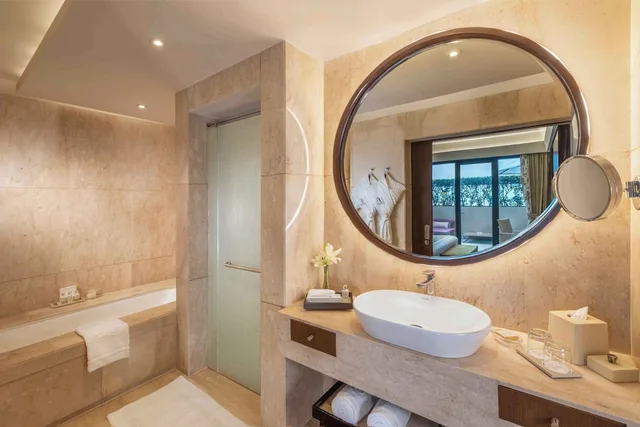 جناح ديلوكس بسرير كينج، The Leela Ambience Convention Hotel Delhi 10/10