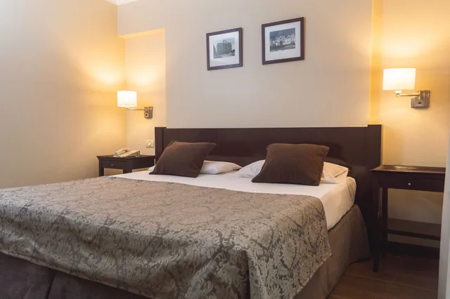 Studio, Double Bed, Kenton Palace 3/6