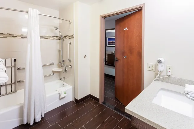 غرفة قياسية بسريرين كوين لذوي الإعاقة، Holiday Inn Express Hotel Suites Carpinteria 4/4
