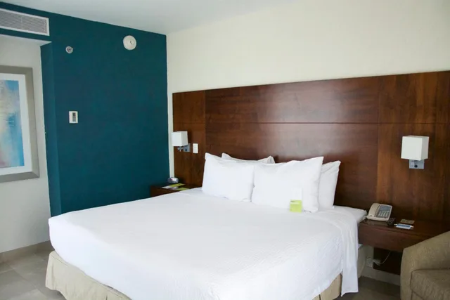 غرفة بسرير كينج بشرفة بإطلالة جزئية على البحر، Four Points by Sheraton Veracruz 4/7