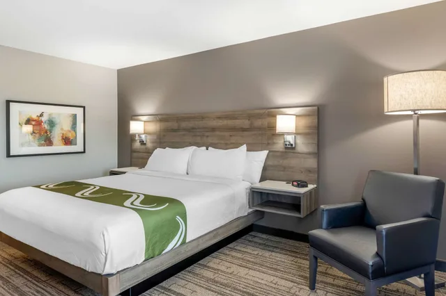 غرفة قياسية بسرير كوين، Amsterdam Inn & Suites Fredericton, an Ascend Collection Hotel 3/7