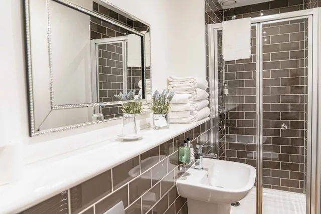 شقة بسرير كوين مع أريكة، Edinburgh Castle Apartments And Suites 4/5