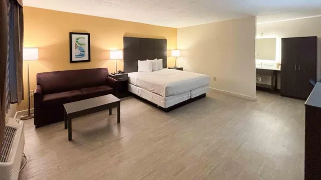جناح بسرير كينج لغير المدخنين مع أريكة سرير، Motel6 Charlotte, NC-Northlake 4/10