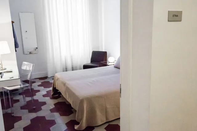 غرفة كومفورت ثلاثية بسرير كوين وسرير فردي بغرفة نوم واحدة بحمام خاص، Rhegion B&B 2/5