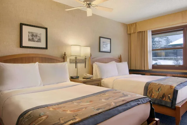غرفة ديلوكس بسريرين مزدوجين، Fairmont Jasper Park Lodge 4/6
