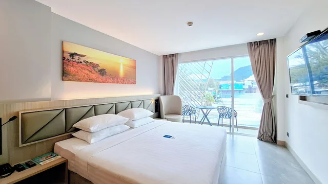غرفة ديلوكس بسرير كينج بإطلالة على الجبل بشرفة، Clarian Hotel Beach Patong 3/10